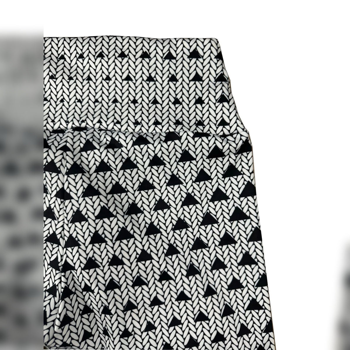 Padrão geométrico preto e branco do cós das leggings Shakti Motion – detalhe do tecido