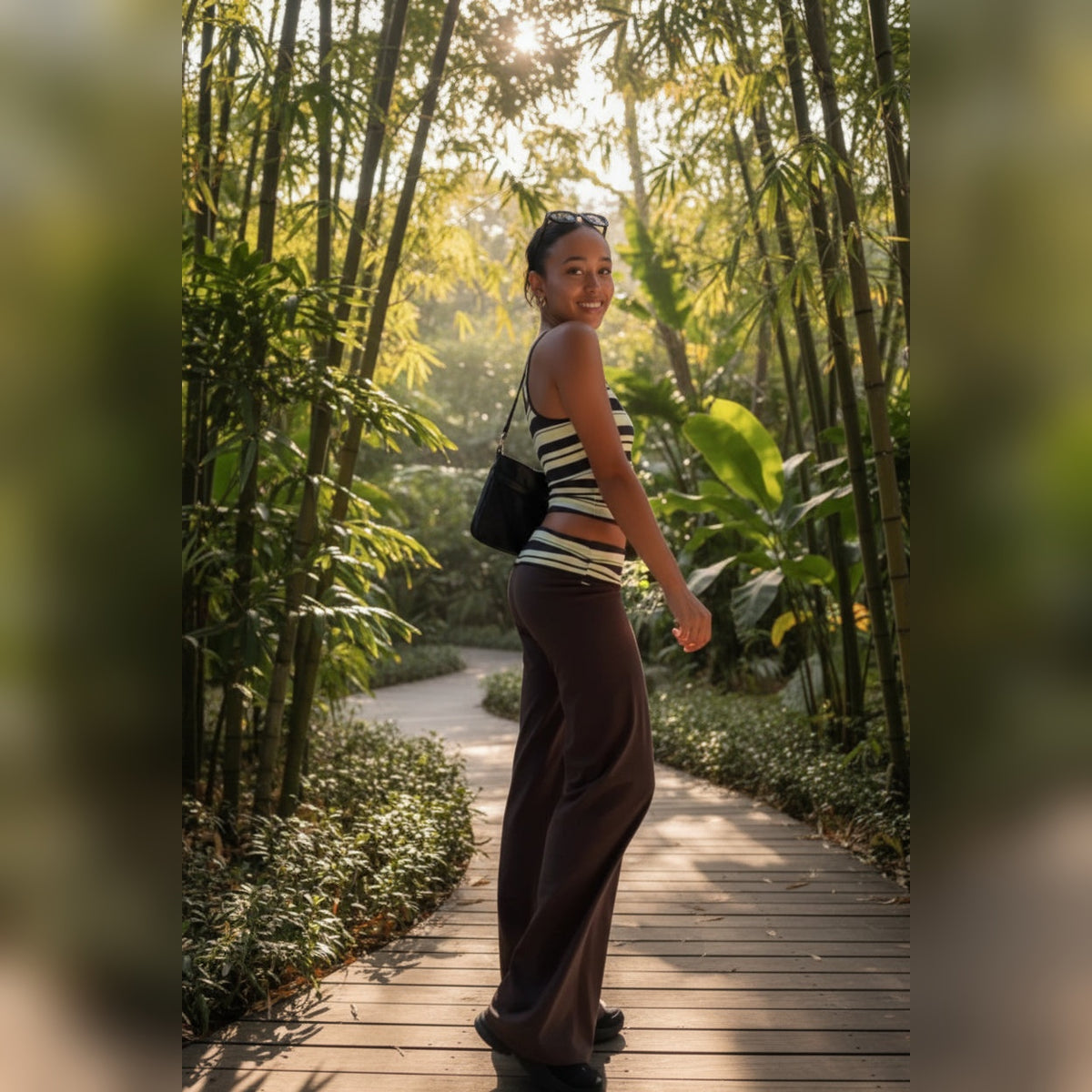 Conjunto Gaia Horizon castanho com top às riscas e calças largas num jardim – lifestyle