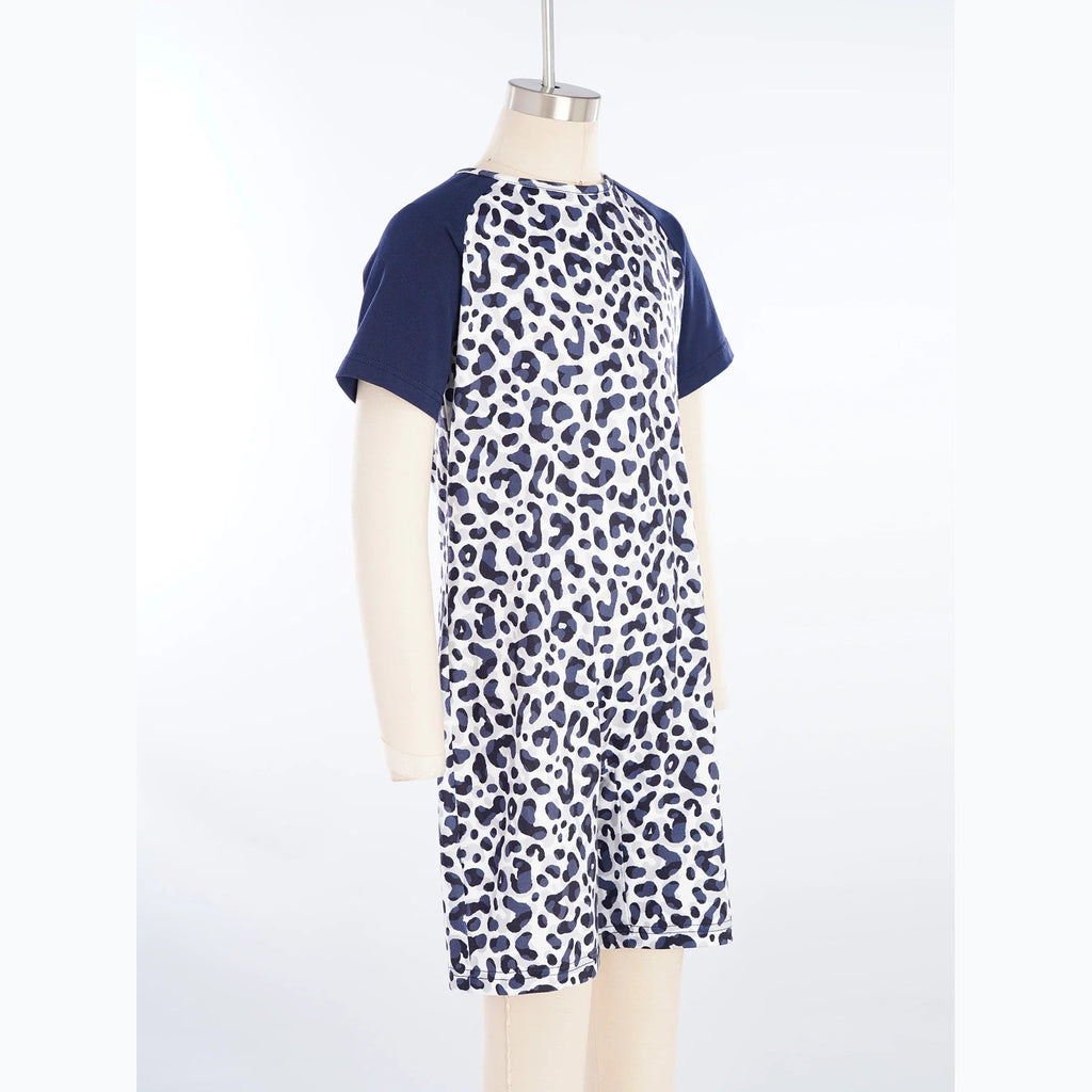 Macacão infantil Ananda com padrão leopardo num manequim – vista lateral