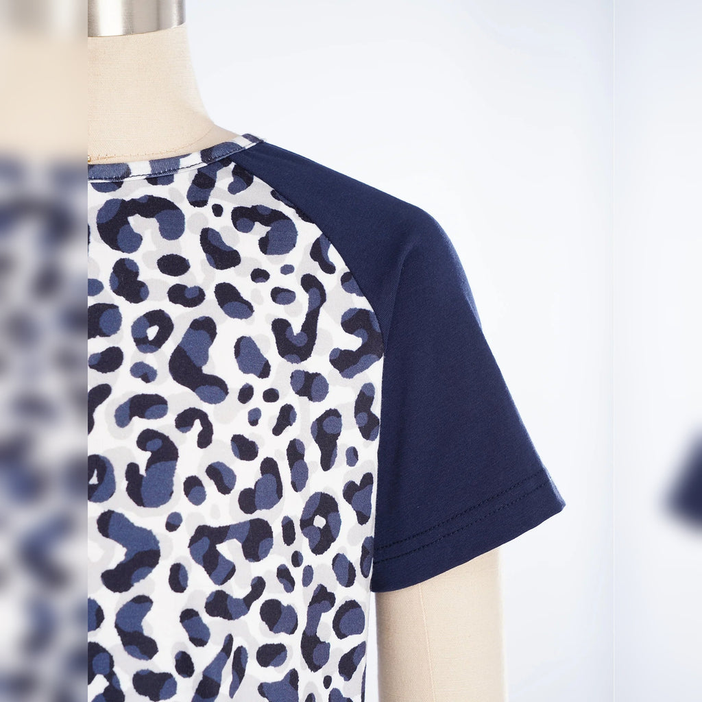 Manga azul-marinho do macacão infantil Ananda com padrão leopardo – detalhe