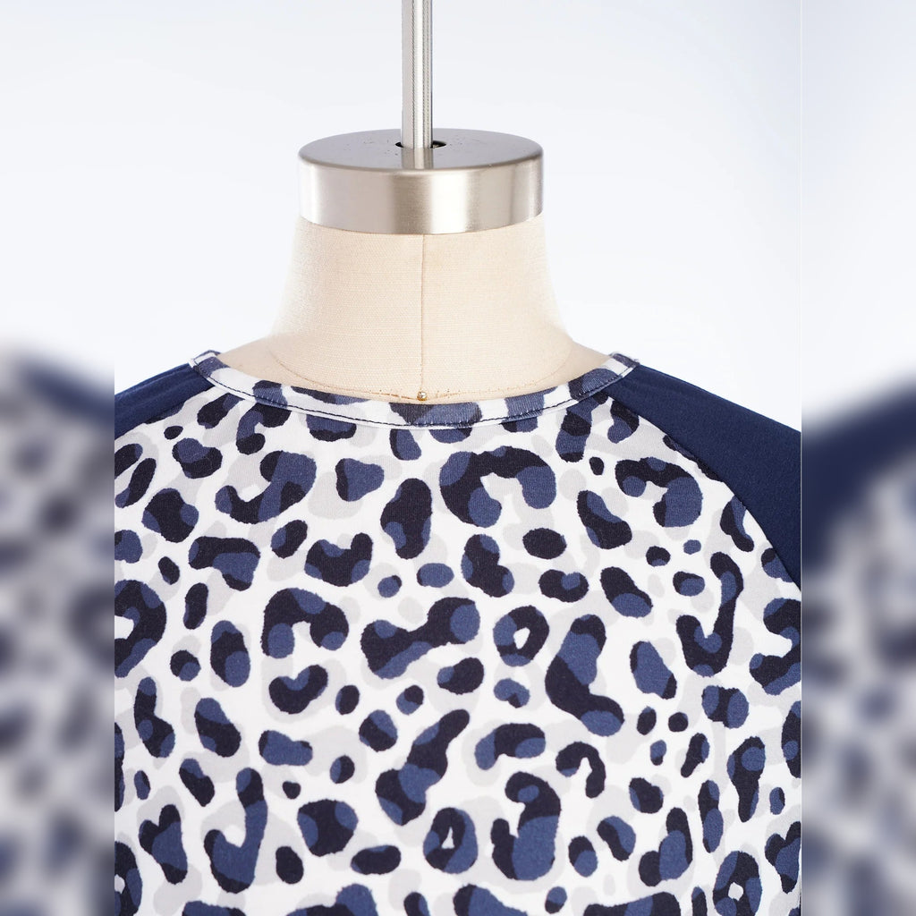 Gola do macacão infantil Ananda com padrão leopardo – detalhe