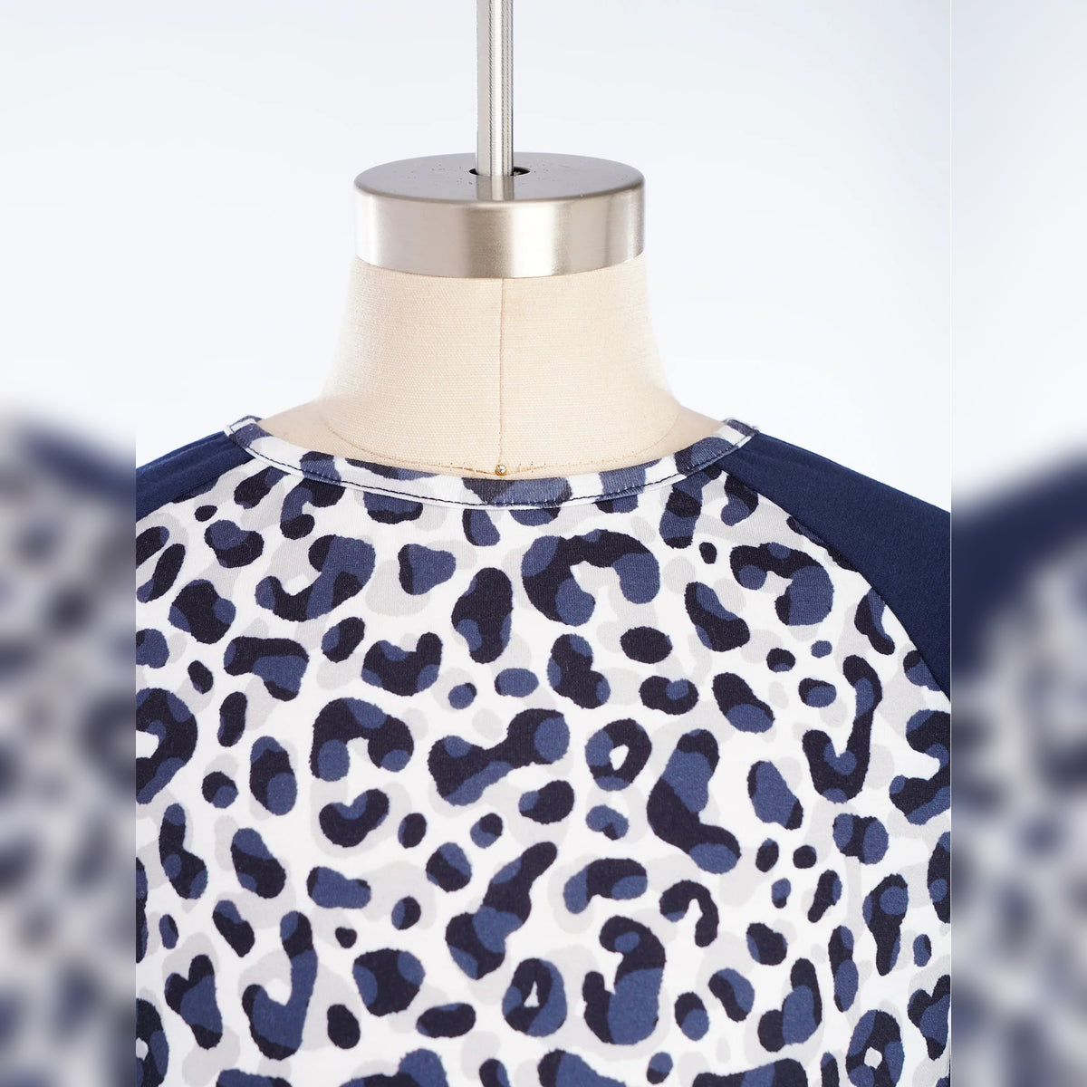 Gola do macacão infantil Ananda com padrão leopardo – detalhe