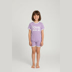 Macacão infantil Maitri lavanda com estampado de texto branco – vista de frente