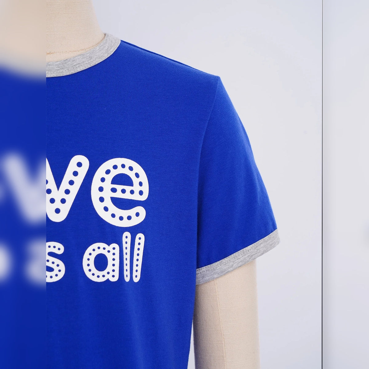 Estampado de texto branco no macacão infantil Maitri azul-real – detalhe