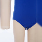 Perna do body infantil Shanti azul num manequim – detalhe