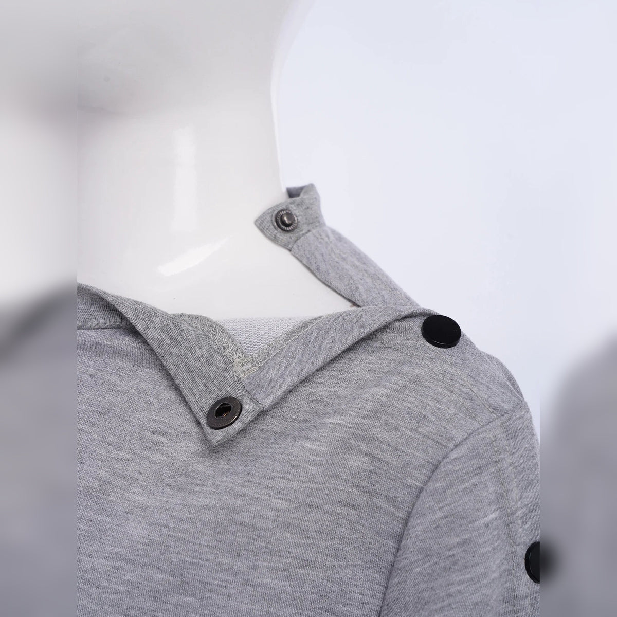 Botões no ombro da sweatshirt adaptativa Samaya cinzenta – detalhe