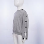 Sweatshirt adaptativa Samaya cinzenta com botões na manga num manequim – vista lateral