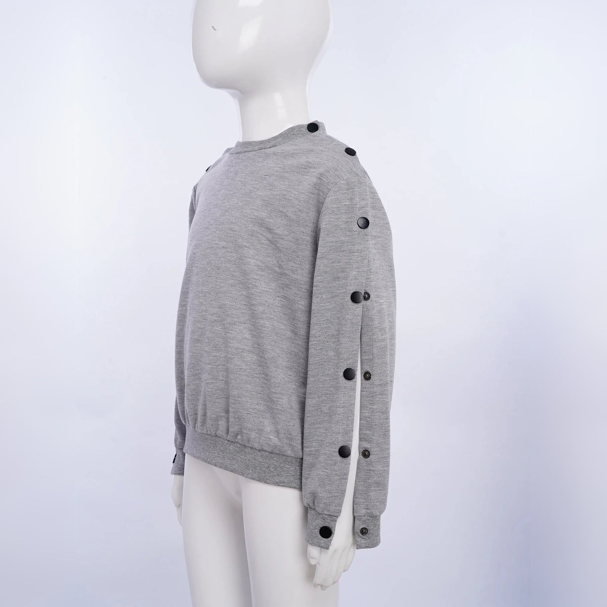 Sweatshirt adaptativa Samaya cinzenta com botões na manga num manequim – vista lateral