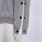 Botões de pressão na manga da sweatshirt adaptativa Samaya cinzenta – detalhe