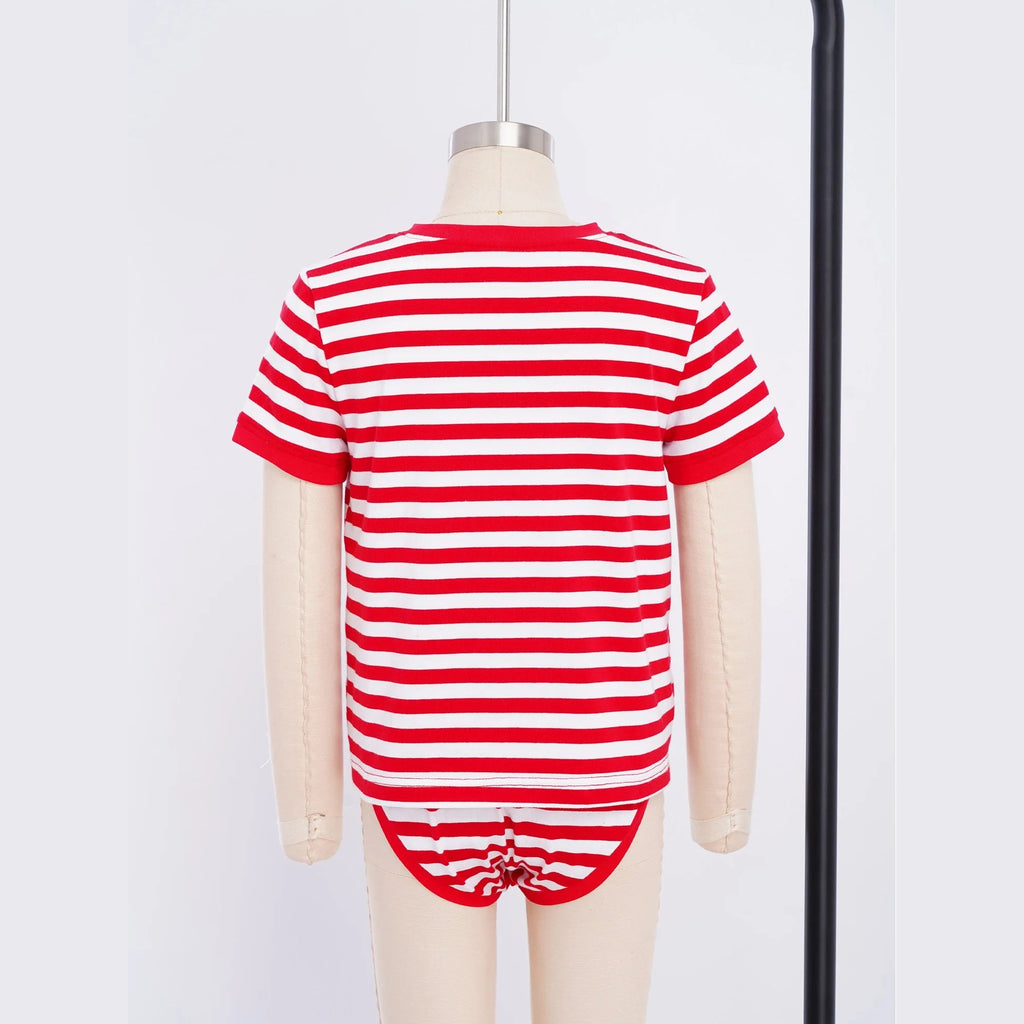Body infantil Sukha vermelho às riscas num manequim – vista de frente