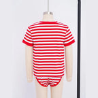 Body infantil Sukha vermelho às riscas num manequim – vista de frente