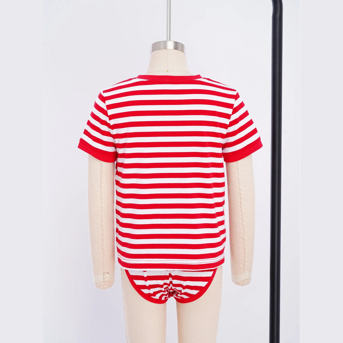 Body infantil Sukha vermelho às riscas num manequim – vista de frente