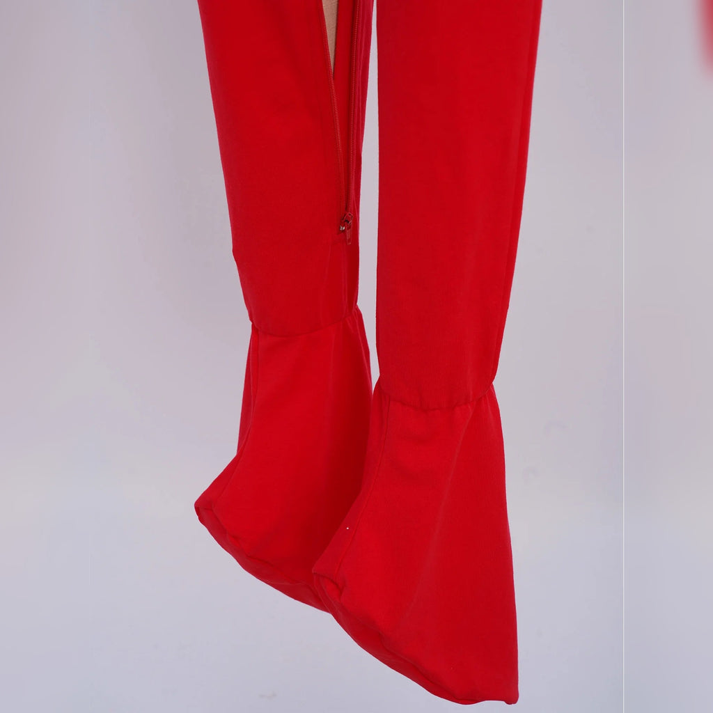 Pés fechados do macacão infantil Abhaya vermelho – detalhe