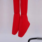 Pernas com pés fechados do macacão infantil Abhaya vermelho – detalhe