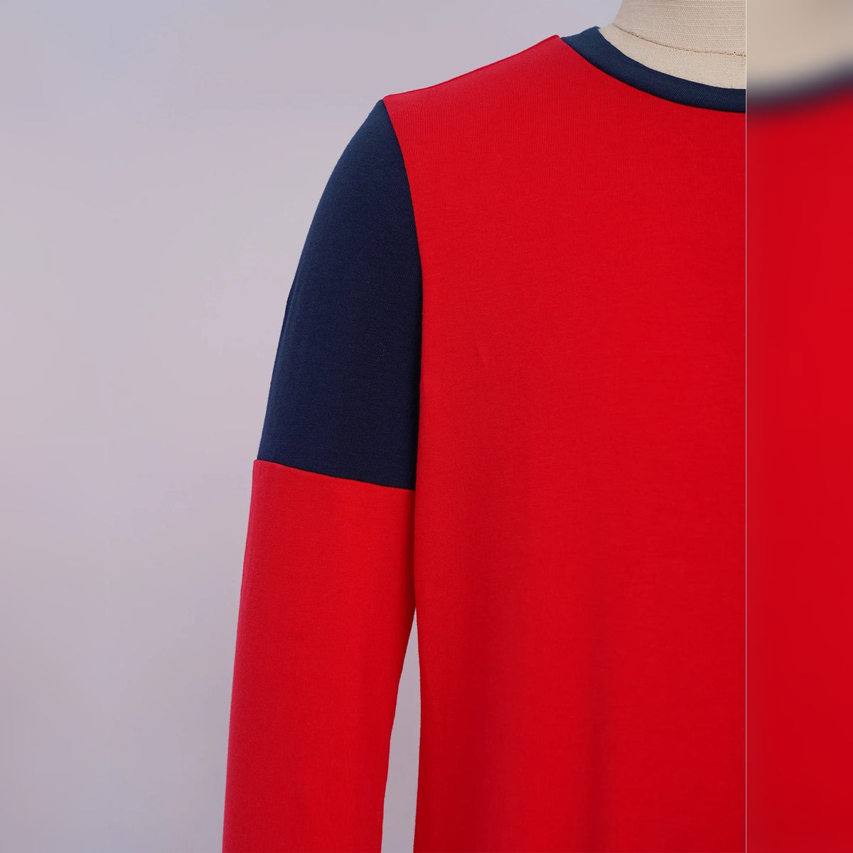 Gola e manga do macacão infantil Abhaya vermelho – detalhe