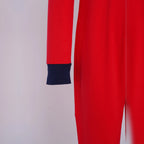 Punho azul-marinho e perna do macacão infantil Abhaya vermelho – detalhe
