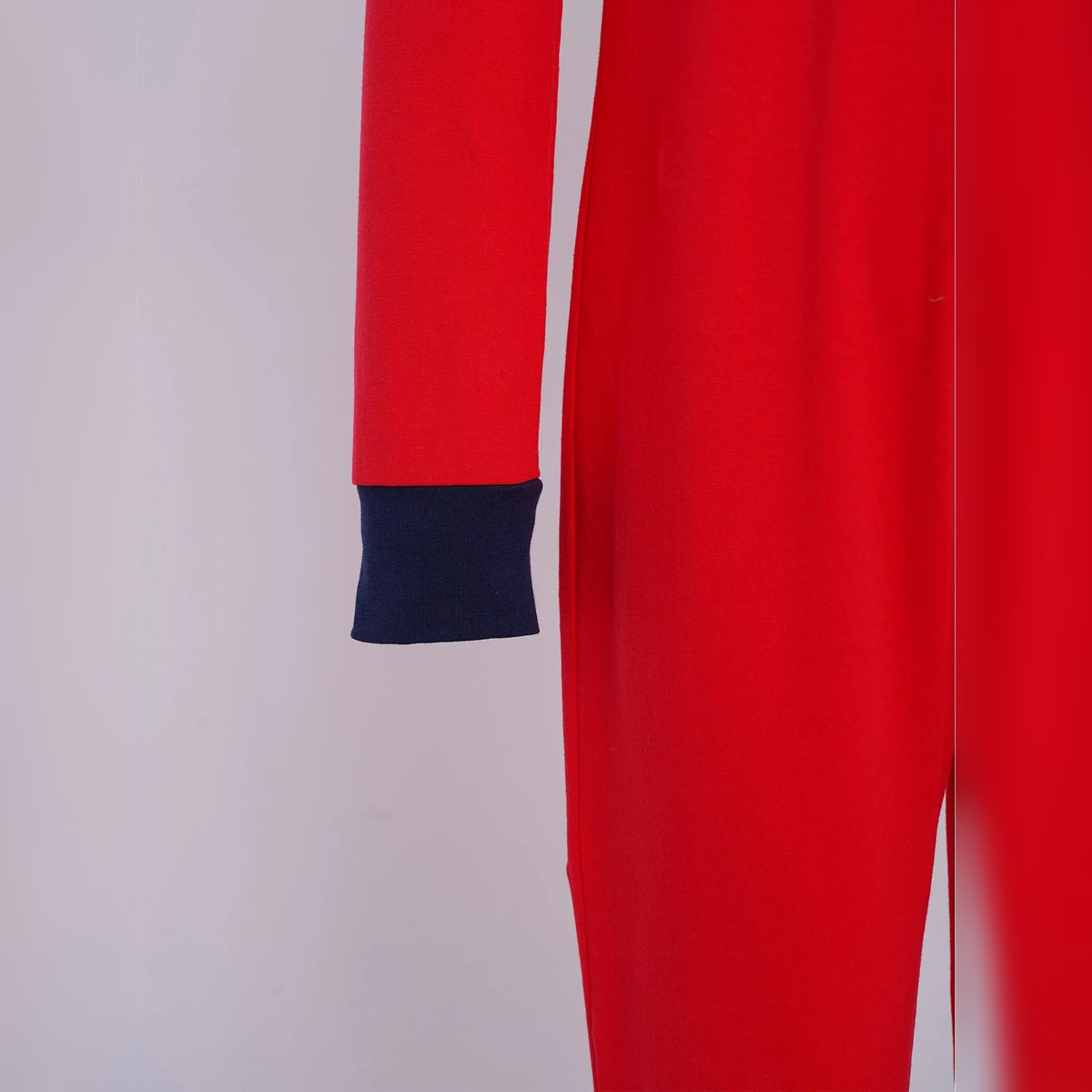 Punho azul-marinho e perna do macacão infantil Abhaya vermelho – detalhe