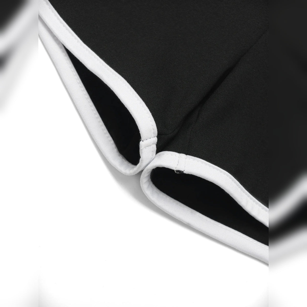 Debrum branco na bainha dos calções Luna Edge pretos – detalhe