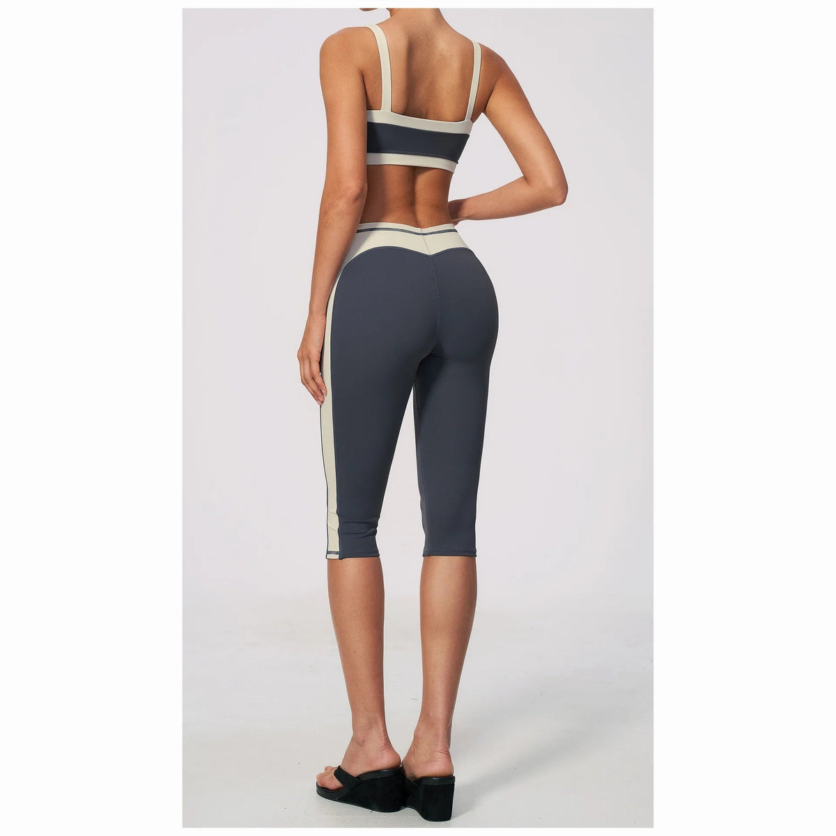 Conjunto Vinyasa Motion cinzento com top de alças e leggings capri – vista de costas