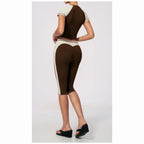 Conjunto Vinyasa Motion café-escuro com top de manga curta e leggings capri – vista de costas