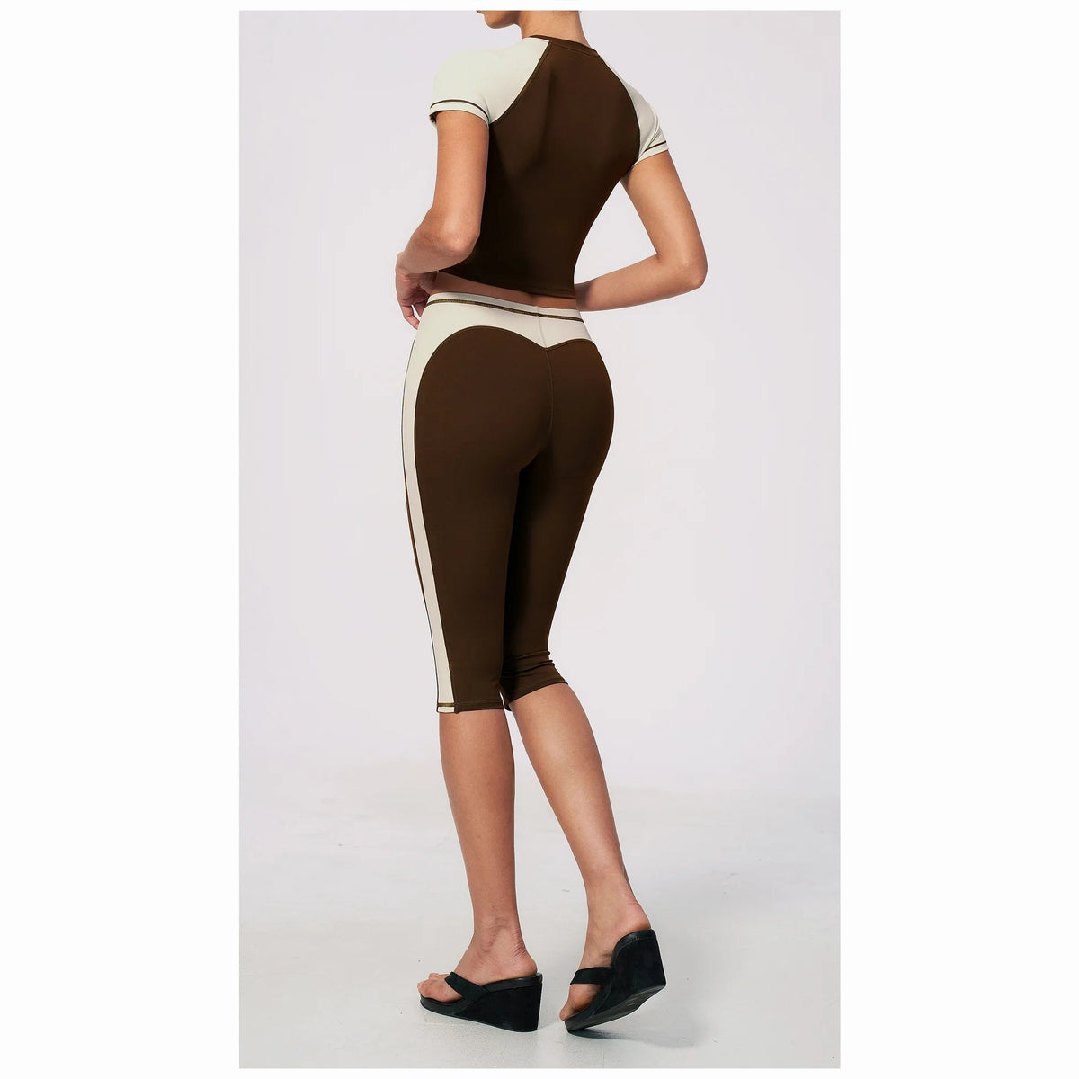 Conjunto Vinyasa Motion café-escuro com top de manga curta e leggings capri – vista de costas