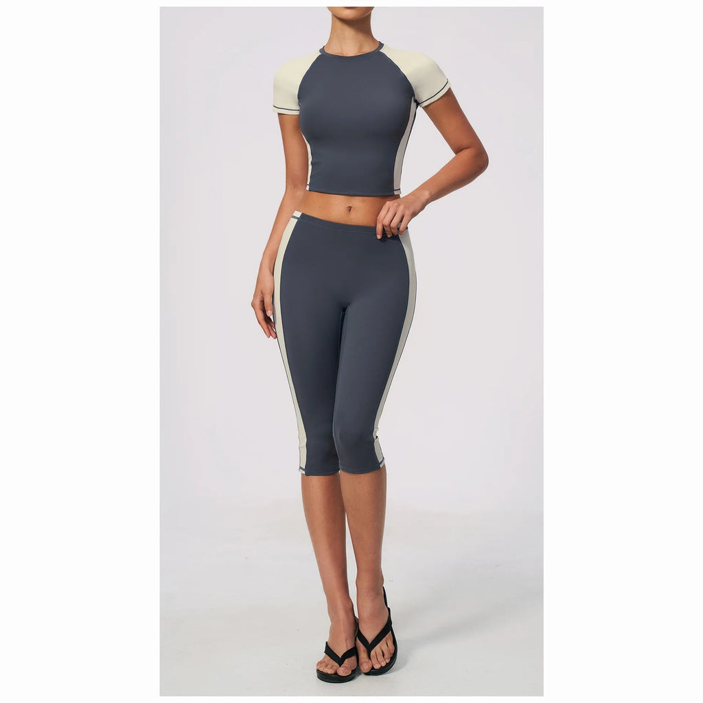 Conjunto Vinyasa Motion cinzento de manga curta com leggings capri – vista de frente