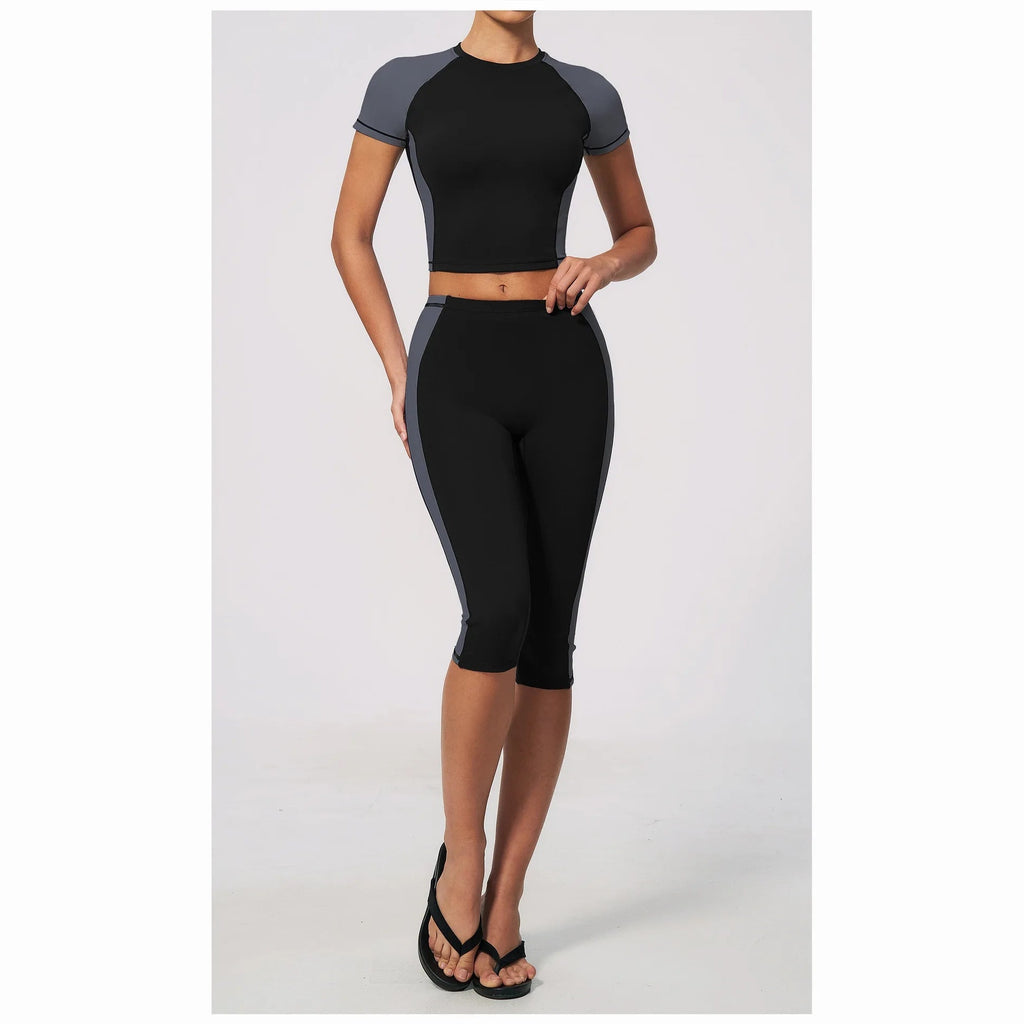 Conjunto Vinyasa Motion preto de manga curta com leggings capri – vista de frente