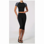 Conjunto Vinyasa Motion preto de manga curta com leggings capri – vista de frente