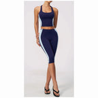 Conjunto Vinyasa Motion azul-marinho com top desportivo e leggings capri – vista de frente