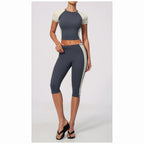 Conjunto Vinyasa Motion cinzento com leggings capri de risca lateral – vista de frente