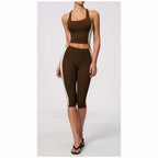 Conjunto Vinyasa Motion café-escuro com top desportivo – vista de frente