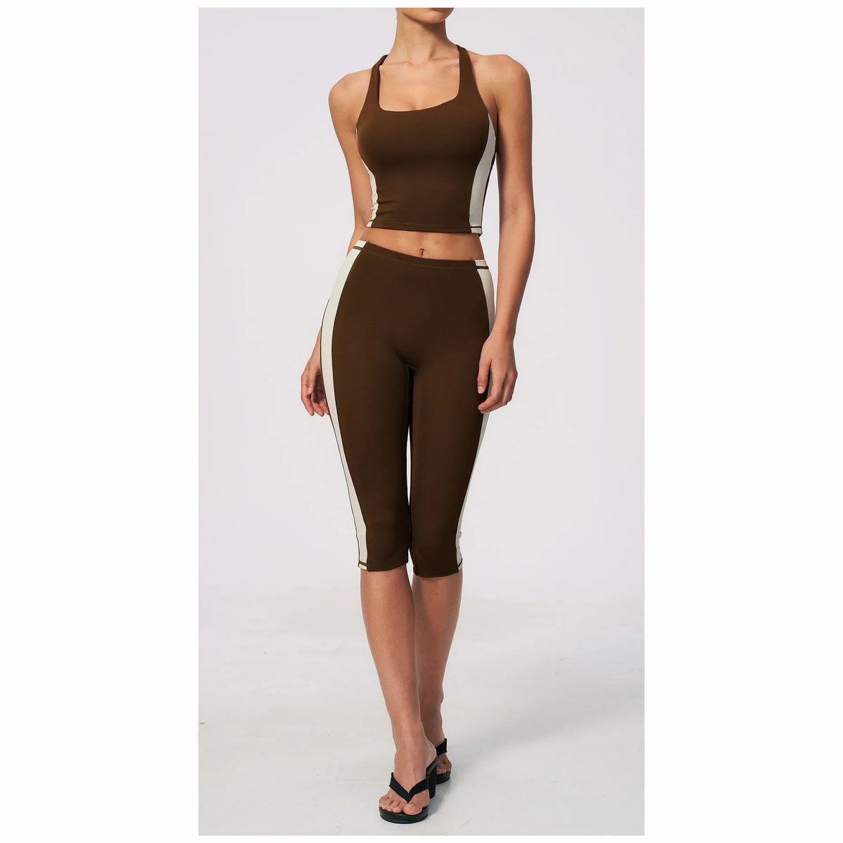 Conjunto Vinyasa Motion café-escuro com top desportivo – vista de frente
