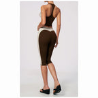 Conjunto Vinyasa Motion café-escuro com top desportivo – vista de costas