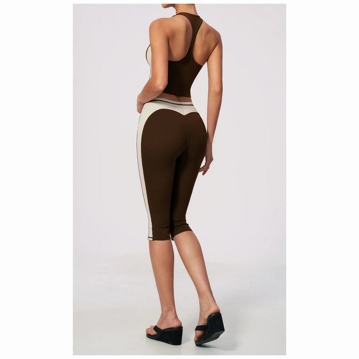 Conjunto Vinyasa Motion café-escuro com top desportivo – vista de costas