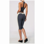 Conjunto Vinyasa Motion cinzento com top cavado – vista de costas