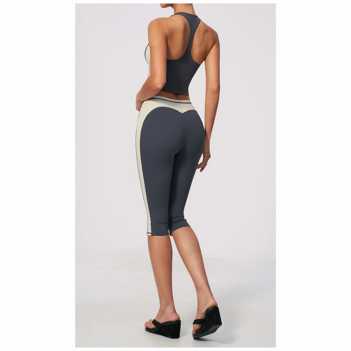 Conjunto Vinyasa Motion cinzento com top cavado – vista de costas