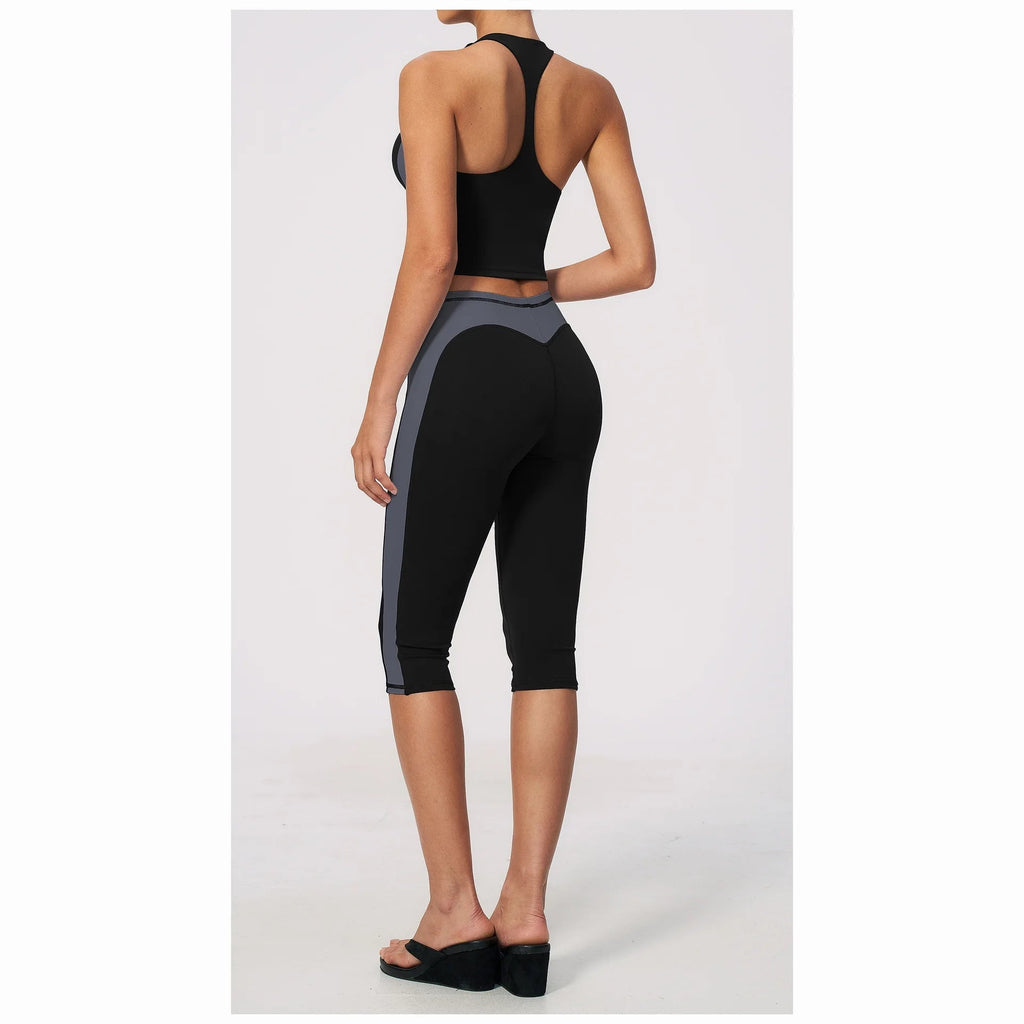 Conjunto Vinyasa Motion preto com top cavado – vista de costas
