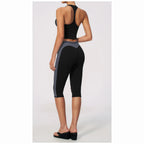 Conjunto Vinyasa Motion preto com top cavado – vista de costas