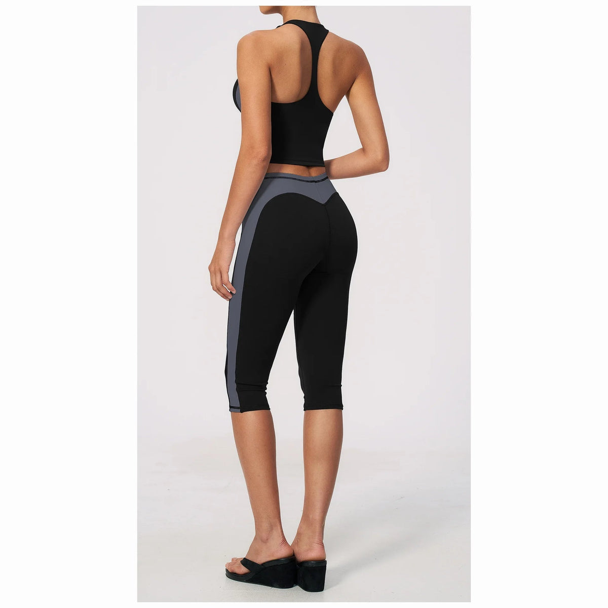 Conjunto Vinyasa Motion preto com top cavado – vista de costas