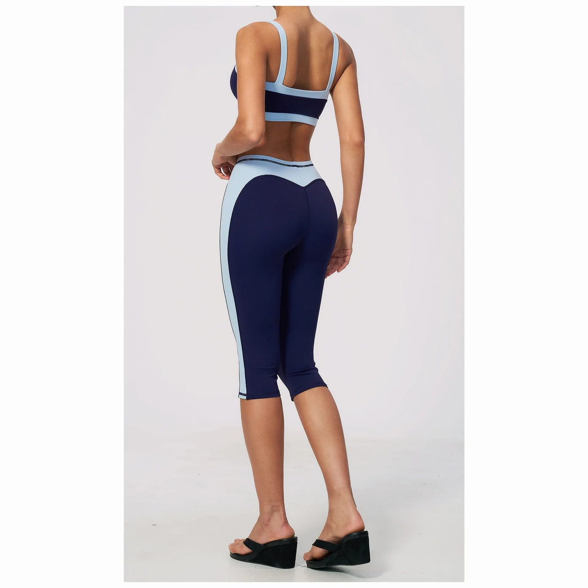 Conjunto Vinyasa Motion azul-marinho com top cavado – vista de costas