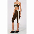 Conjunto Vinyasa Motion café-escuro com top cavado e risca lateral – vista de frente