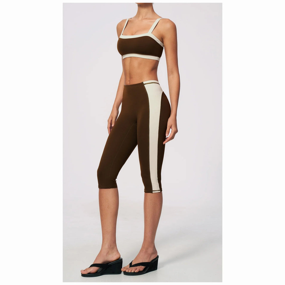 Conjunto Vinyasa Motion café-escuro com top cavado e risca lateral – vista de frente