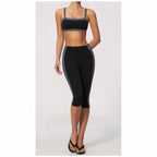 Conjunto Vinyasa Motion preto com top cavado e leggings capri – vista de frente