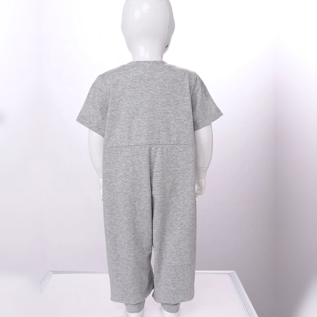 Macacão adaptativo infantil Sukha Care cinzento num manequim – vista de costas