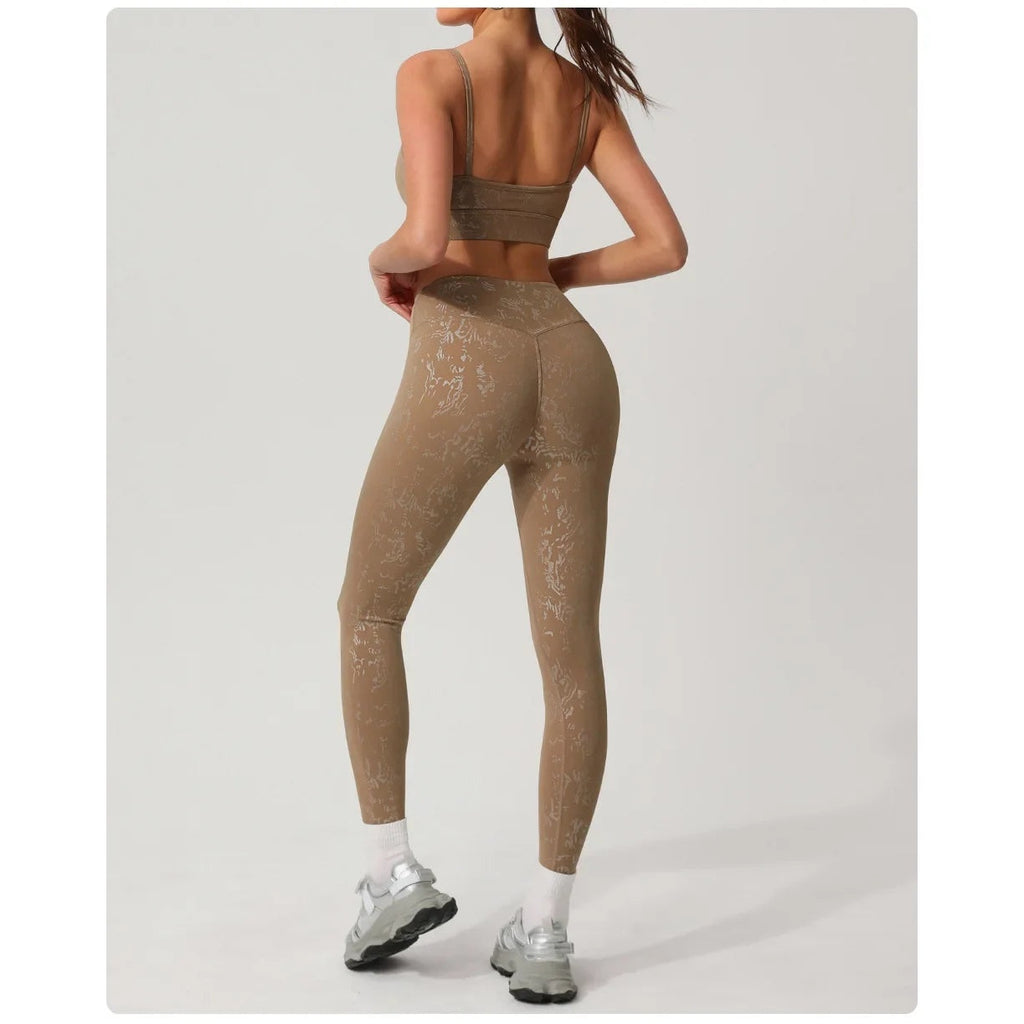 Conjunto Shakti Glow caqui com top e leggings texturadas – vista de costas