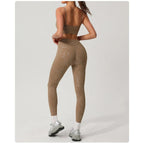 Conjunto Shakti Glow caqui com top e leggings texturadas – vista de costas