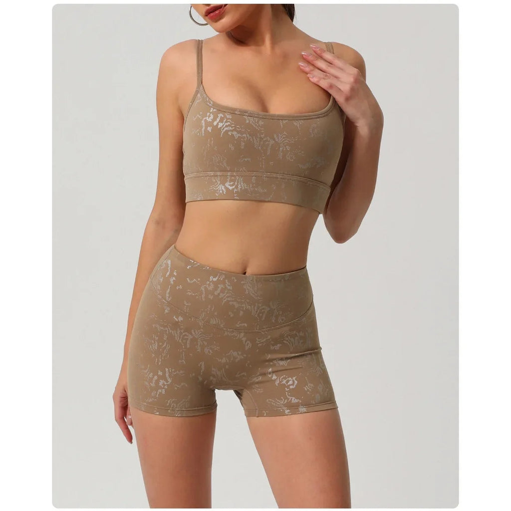 Conjunto Shakti Glow caqui com top de alças e calções – vista de frente
