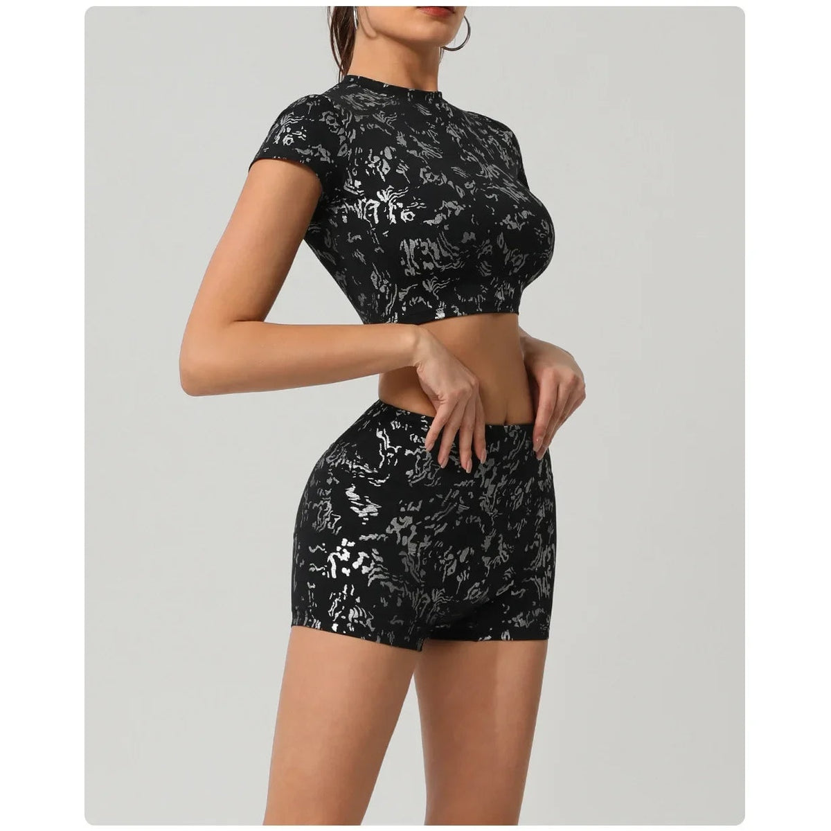 Conjunto Shakti Glow preto texturado com top e calções – vista de frente