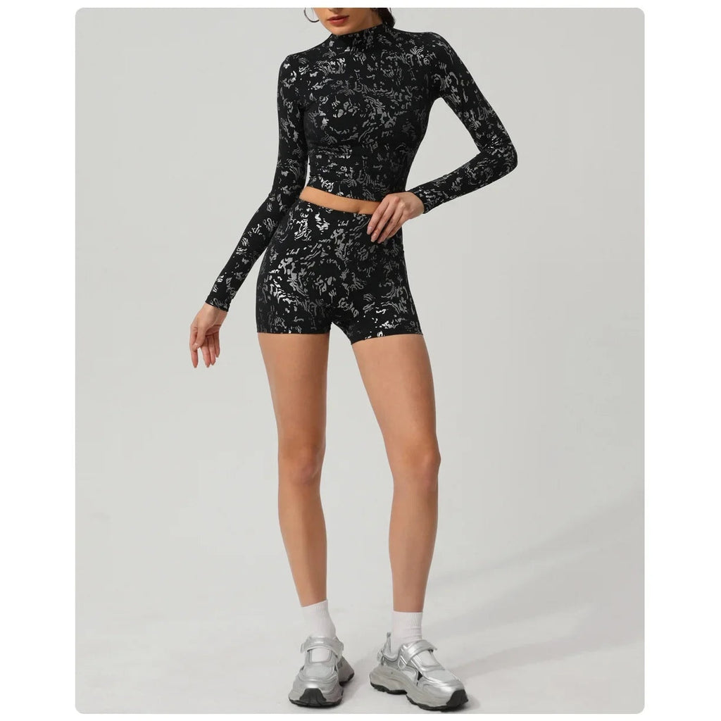 Conjunto Shakti Glow preto com top de manga comprida e calções – vista de frente