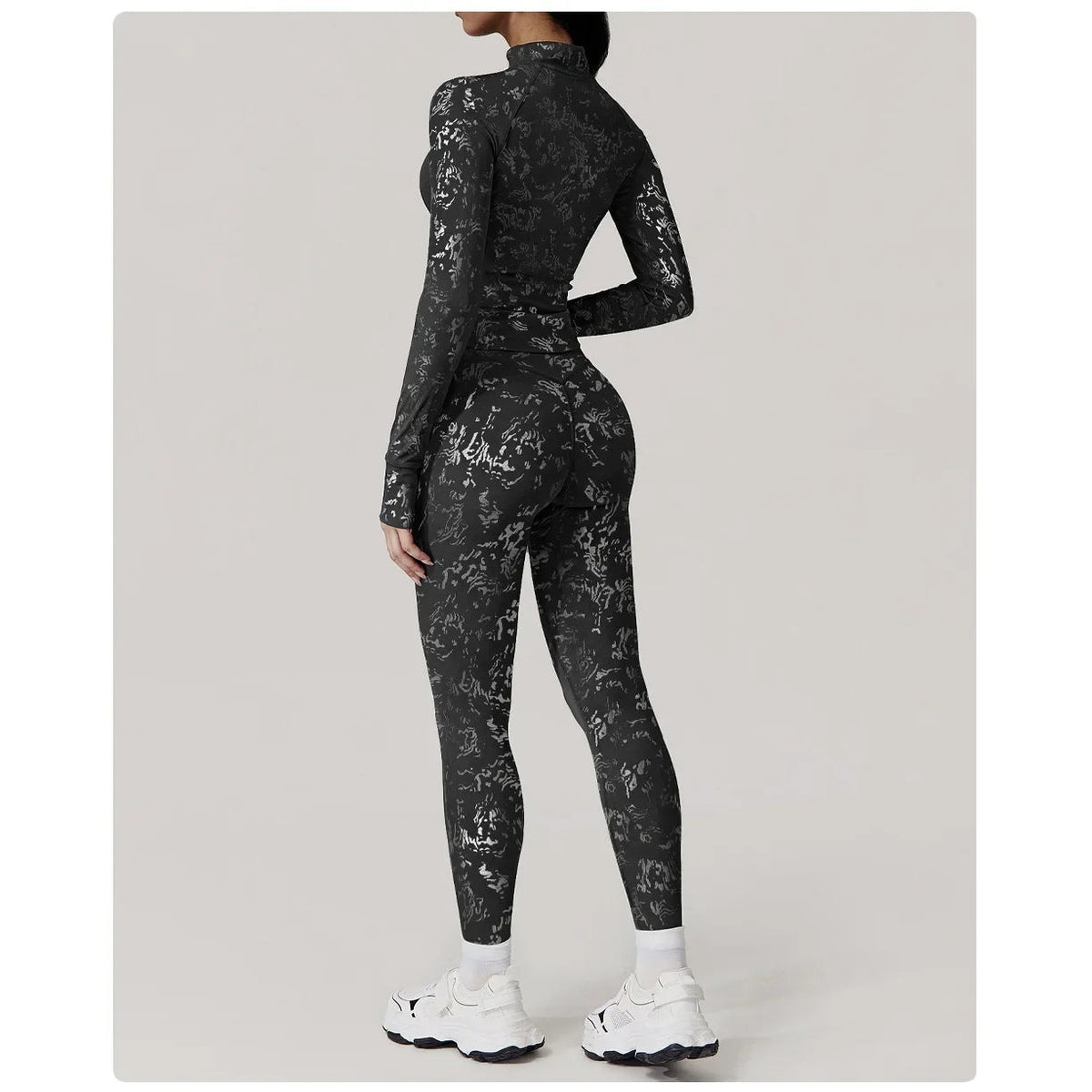 Conjunto Shakti Glow preto com leggings texturadas – vista de costas